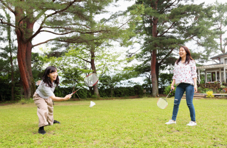 夜を待つ間、涼しい森の中を歩いたり、バドミントンなどで体を動かしたりと、夏の高原を楽しみました。