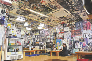 常連客が提供した韓流スターのポスターが壁から天井までびっしり
