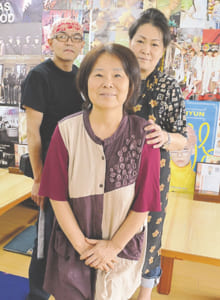 店主のチョン・スンエさん（中央）、スタッフの河口弘一さん（左）、田上りえこさん