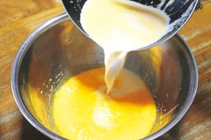 卵黄のボウルに、（1）とレモン汁を加えて混ぜる。次に薄力粉をふるい入れ、粉気がなくなるまで混ぜ合わせる。