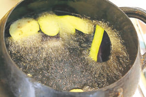 ナスは180℃に熱した揚げ油で素揚げにし、油を切る。※フライパンに多めの油を引き、揚げ焼きにしてもOK