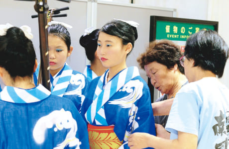 部員の着付けをするのは「牛深ハイヤ保存会」の大ベテラン、竹井ミチナさん（右から2番目）と浦田太嘉子さん（右端）