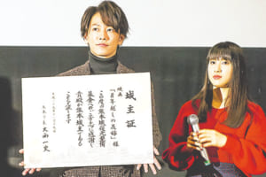 佐藤健さん（左）と土屋太鳳さん