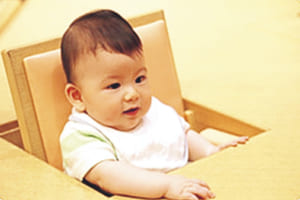 離乳期の子どもと向かい合って食事が楽しめます