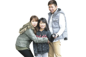左かられい子さん、次女の姫希（ひめの）さん、卓哉さん