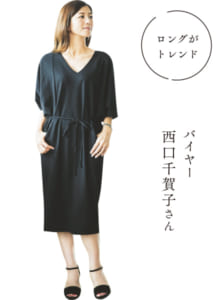 ワンピース3万1320円（エイミークッシェル）、サンダル3万6720円（ファビオルスコーニ）