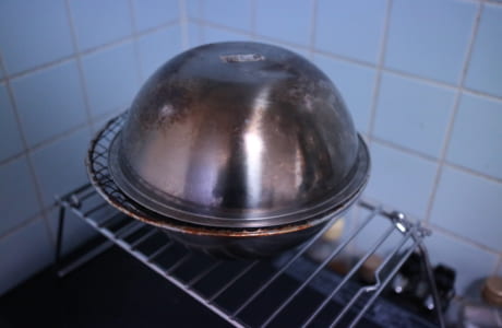 ボウルの中に煙を閉じ込めて燻製中