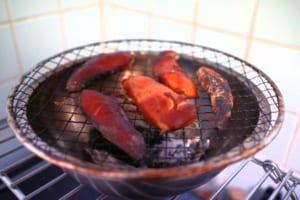 約2時間で、鶏のささ身の燻製が完成。いい感じに燻されています