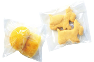 特製の犬用パン＆クッキーは販売もしています（各110円）