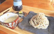 画像：【470号】麺’s すぱいす – 阿蘇の伏流水で打つそばが評判 手打ちそば 日出や