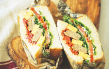 画像：ハンバーグ入り “萌え断”サンドイッチ