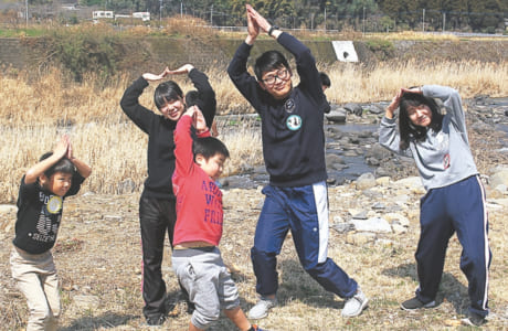 仮設団地で暮らす子どもたちを訪問。遊びやイベントを通して交流を図った