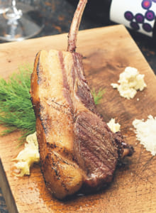 狩猟肉の薪焼き（写真は多良木産未経産猪ラック肉 225g、4300円※時価）