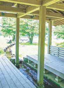 休憩所は水路を囲んで座れるようになっています。日陰で涼めるのがポイント