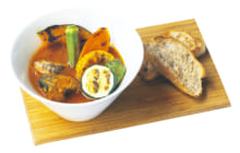画像：魚のうま味とスパイスが食欲そそる 骨まで丸ごとスープカレー