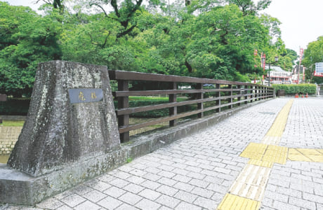 橋の名が書かれた親柱