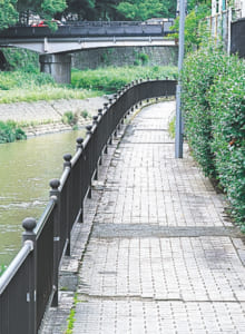 川に沿った遊歩道