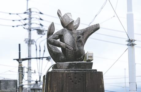 両親柱にはタヌキとエビの彫刻