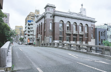 橋の脇には、大正8年にできた旧第一銀行熊本支店