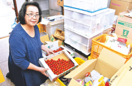 熊本藤富保育園の敷地内にある倉庫には、提供された食品・食材や日用品が所狭しと並べられています。「食品は消費期限ごとに仕分けしています。個人の方からもたくさん提供いただいていますが、加工食品は賞味期限が2カ月以上残っていて未開封のものだと助かりますね」