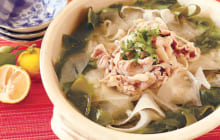 画像：おうちでCOOK – リボン状の薄い食材で時短にも！ 豚肉とダイコンとワカメのひらひら鍋