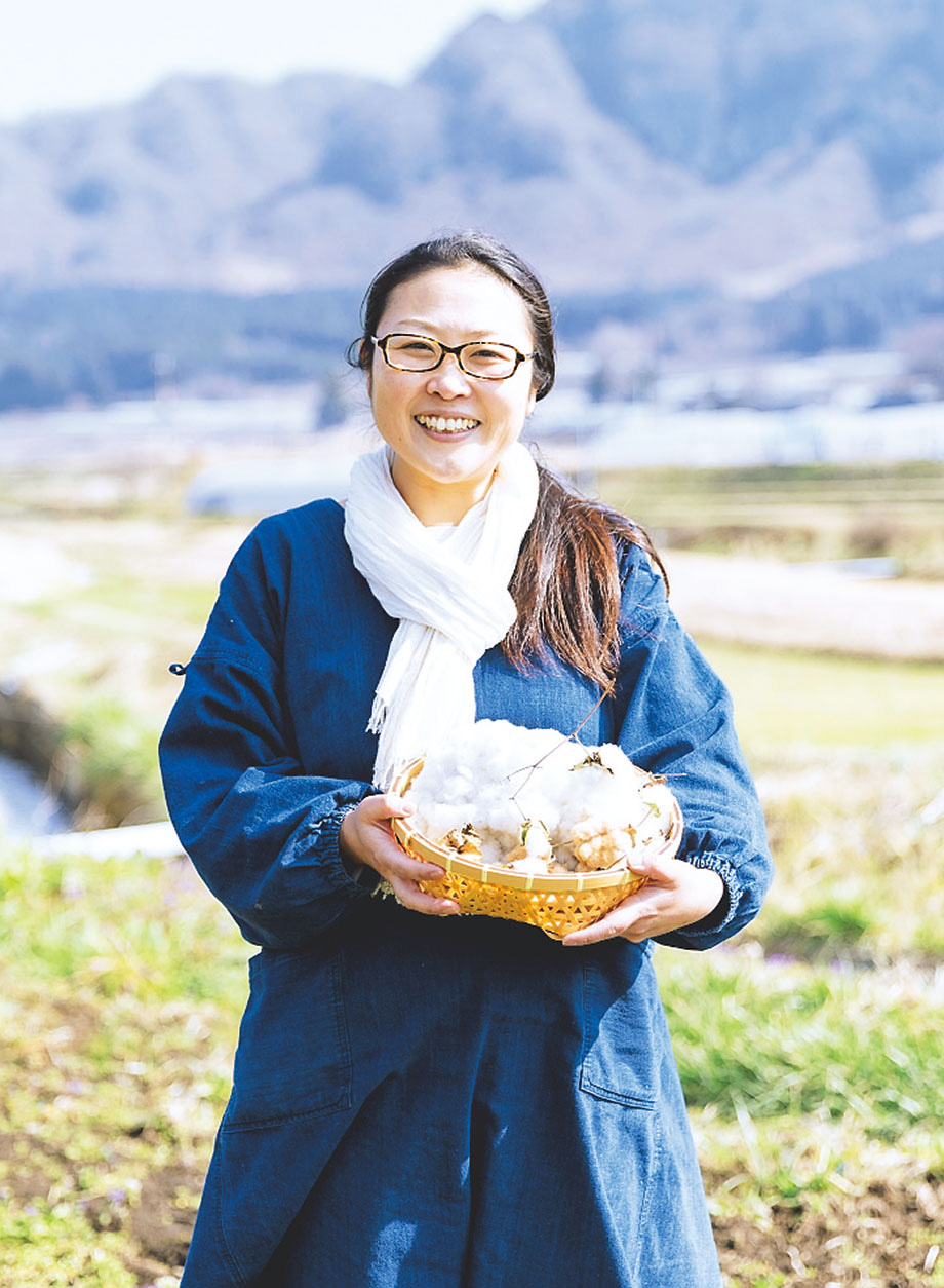 竹腰 満里江さん
1980年、埼玉県生まれ。22歳の時に農業研修で南阿蘇村を訪れたのを機に移住。結婚、出産を経て、2016年に結成した「お結びfarm」で熊本地震の復興支援と和綿の栽培に取り組む。夫、2人の息子と暮らす。