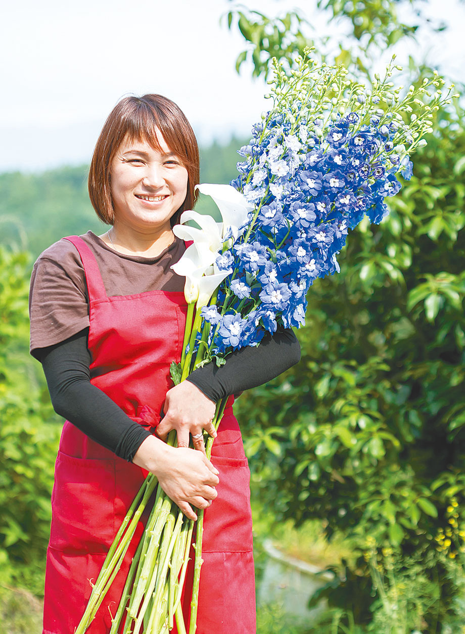 白石 恵美さん
1976年、熊本市生まれ。高森町在住。県立農業大学校卒業後、実家の農業に携わる。2000年、同校花きコースの同級生だった豊和さんと結婚、高森町へ。夫とともに『Shiraishi Flower Farm』を運営。義父母、夫と19歳、17歳、14歳の子どもの7人家族。