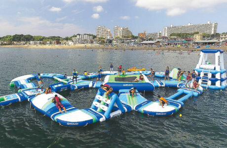 上天草市に巨大な海上アスレチックが出現 くまにち すぱいす