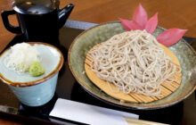 画像：【571号】麺’s すぱいす – 石臼で粗びきにした国産そば粉を使用 十割そば 関庵（せきあん）