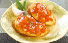 画像：カリカリのパンにジューシーなトッピング トマトの簡単クロスティーニ【おうちでCOOK】