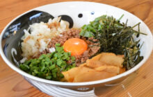 画像：モチモチ太麺に絡む 新鮮馬肉の甘みとうま味【麺’s すぱいす】