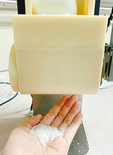 「かき石鹸機」の試作機（製作協力：栄光デザイン＆クリエーション）