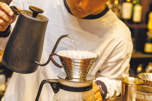 コーヒーショップで働いた経験を生かし、本格的なハンドドリップでコーヒーを抽出