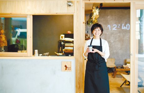 「地熱珈琲」オーナーの山本美奈子さん。円3つのロゴには、わいたの湯煙や、まちづくりに必要な「ヒト・モノ・コト」などの思いを込めた