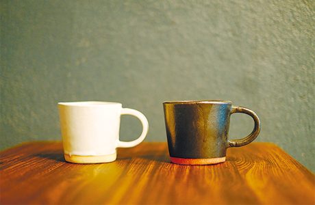 地元の障がい児・者複合施設に製造を委託したコーヒーカップ「KIYORA」