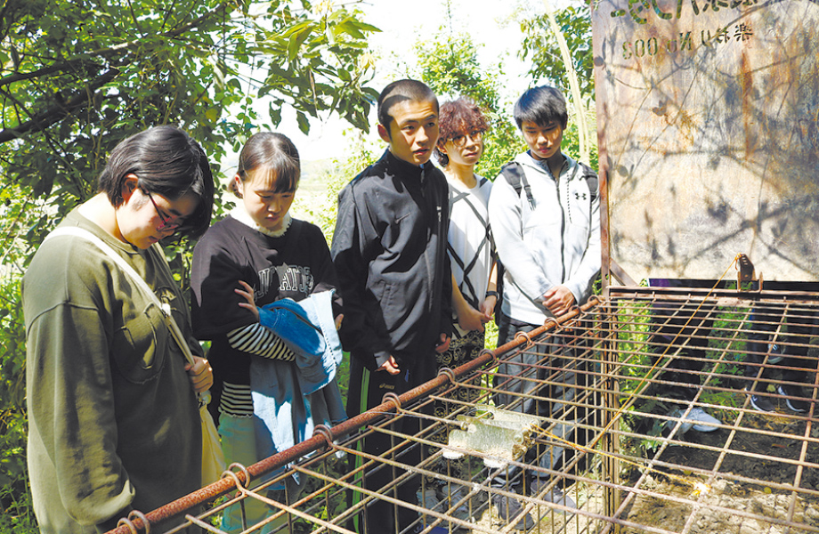 宇城市三角町の戸馳島でイノシシ捕獲のための罠を見学する高校生たち