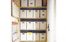 画像：扉裏とフックを活用した収納ですっきりとしたキッチンに
