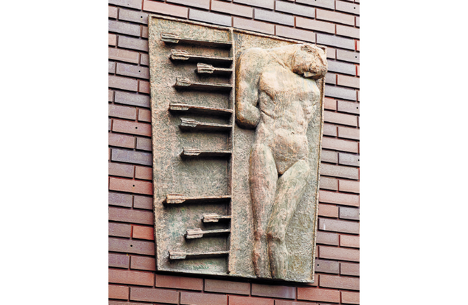 「殉教者」（海老原喜之助 作）。1996年に、開館20周年を記念して、神奈川県に残されていた石こう原型から制作