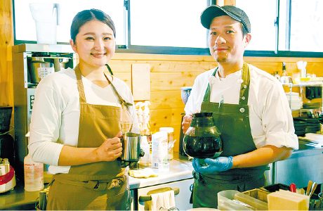 パティシエの山下幸二さんと料理を担当する松島早紀花さん