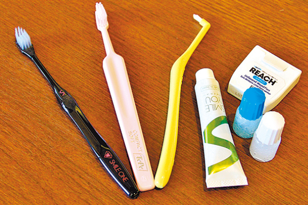 村上さんの歯磨きセット。硬さや毛量の異なる数種の歯ブラシに加えフロスなども