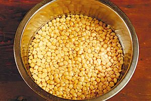 大豆ミートは、ぬるま湯に10～15分つけて戻す。よく水洗いし、しっかりと水気を絞る