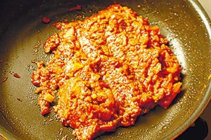 （4）にトマトを入れ、つぶしながら炒める。ペースト状になったらカレー粉、塩を入れて約30秒炒める。