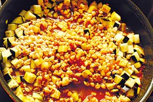 （5）にナス、大豆ミート、混ぜ合わせたAを加えて混ぜる。煮立ったら弱火にしてふたをして5分ほど煮る。