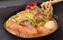 画像：極太ちぢれ麺によく絡む 自慢の豚骨醤油スープ【麺’s すぱいす】