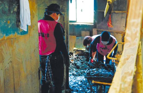 2020年7月、人吉市で被災した家屋の泥出し作業をする学生たち