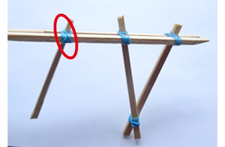 残りの割り箸（中）1本を引き金として軽く固定します。 上部分が手前に来るように固定したいので、上前部分から下後部分へ輪ゴムをぐるぐる巻きます。