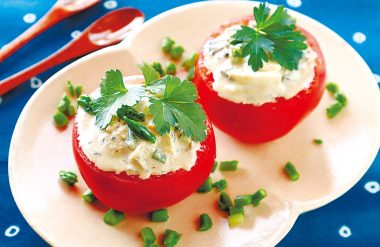 トマトの器においしさたっぷり詰め込んで 卵とツナの丸ごとトマトサラダ