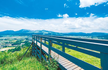 。山肌からせり出すように作られた桟橋