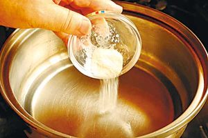 鍋に分量の水を入れ、粉寒天を加える。よく混ぜて溶かす。