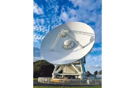 岩手県に設置された電波望遠鏡（国立天文台）